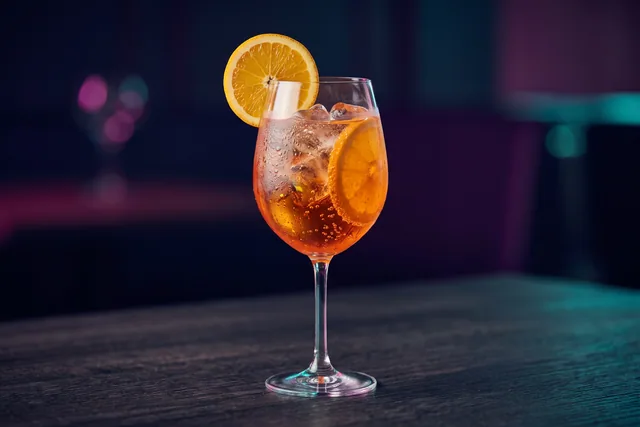 Fotorealistische avondopname van een Aperol Spritz, geserveerd als klassieke variant.
