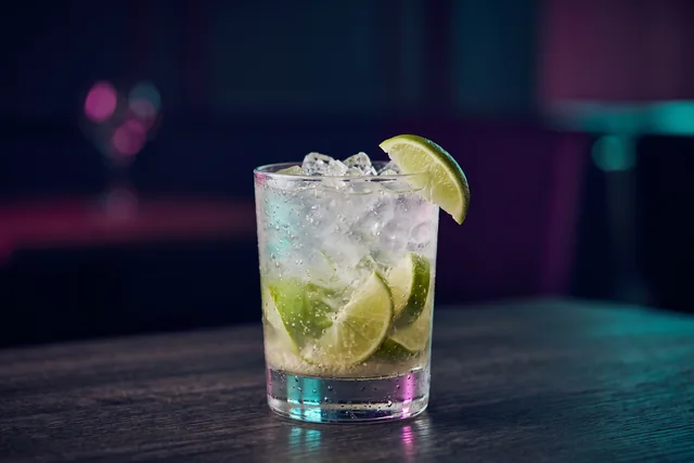 Fotorealistische avondopname van een Caipirinha, geserveerd als klassieke variant.