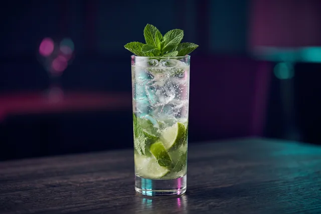 Fotorealistische avondopname van een Mojito, geserveerd als klassieke variant.